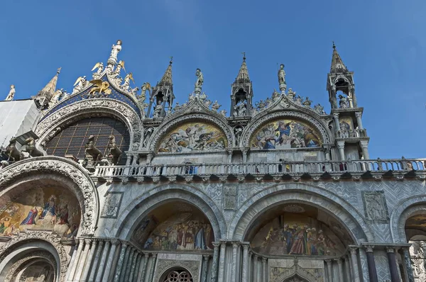 Fragment van schoonheid Marcobasiliek bij San Marco plein of piazza Venezia, Venetië, Italië — Stockfoto