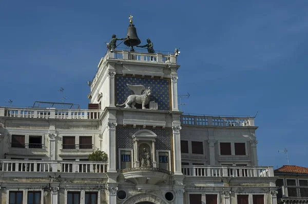 Säule mit Markierungslöwe, Symbol des kaiserlichen Venedigs, Tierkreisglockenturm und Gottesmutter auf dem San Marco Platz auf dem Gebäude, Venedig, Italien — Stockfoto