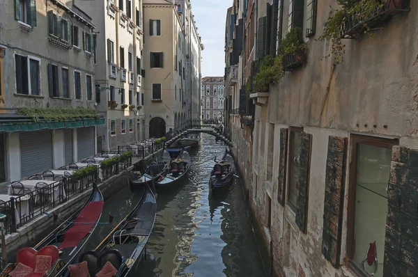 Paseo tradicional en góndola en un pequeño canal en el distrito residencial de edificios históricos y puente, Venecia, Italia — Foto de Stock