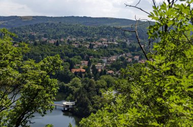 Dağ, göl, glade, orman ve Bulgar köyü Pancharevo, Sofia bir yerleşim bölgesi ile sahne