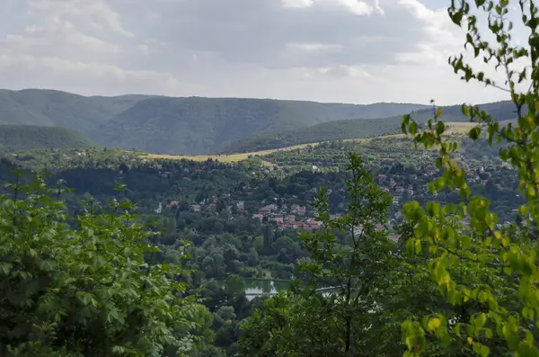 Dağ, göl, glade, orman ve Bulgar köyü Pancharevo, Sofia bir yerleşim bölgesi ile sahne