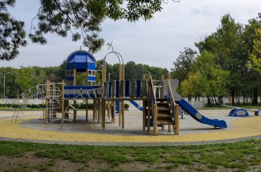 Kamu bahçe doğal orman ve yeni açık hava anaokulu, popüler North park, Vrabnitsa ilçesi ile doğru sonbahar görünümü