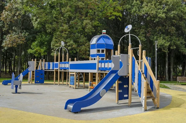 Vue automnale sur jardin public avec forêt naturelle et nouveau jardin d'enfants en plein air, parc populaire du Nord, quartier de Vrabnitsa — Photo