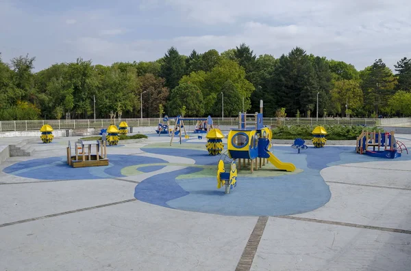 自然林と新しい露天幼稚園児、人気の北公園、Vrabnitsa 地区の公共の庭に向かって紅葉ビュー — ストック写真