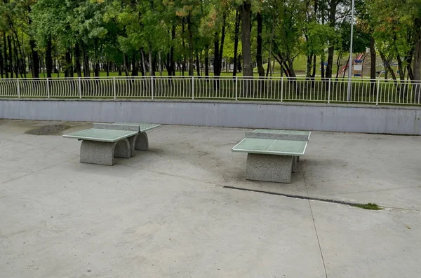 Um conjunto de tênis de mesa feito de material de concreto no parque Popular Norte, distrito de Vrabnitsa — Fotografia de Stock