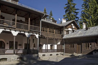 Güzellik parçası yenilemek eski parkta Tsarska veya resort Borovets tarafından Royal Bistritsa yakınındaki antik palace