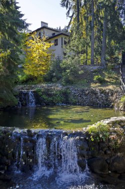 Eski park Tsarska veya teraslı nehir, şelale ve farklı ormandaki ağaçlar saygıdeğer sonbahar resort Borovets tarafından Royal Bistritsa