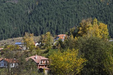 Dağın tepesinde, Vadisi, orman, glade ve Bulgar köyü Beli Iskar, Rila Dağı, Bulgaristan yerleşim bölgesi ile bir manzara 