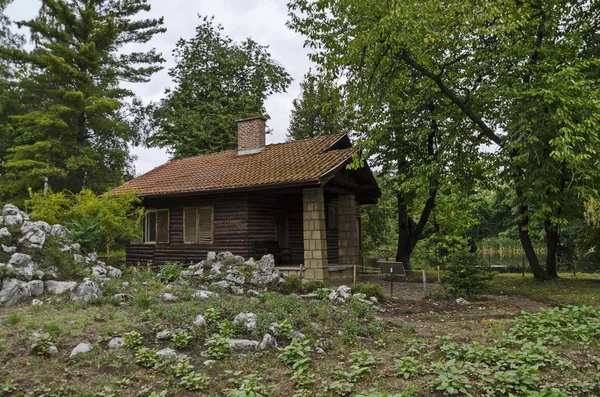 木房子在风景建筑学公园博物馆 Vrana 的国家纪念碑在前时间皇宫在索非亚 保加利亚 欧洲的郊区 — 图库照片