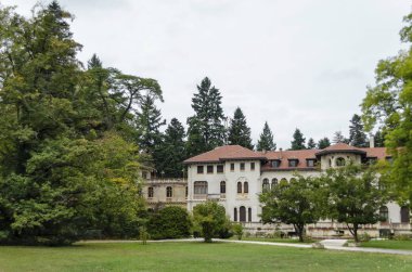 Sofia, Bulgaristan - 30 Eylül 2017: Ulusal Anıt Peyzaj mimarlığı Park Müzesi Vrana Sofya, Bulgaristan, Avrupa'nın dışında yer alan eski zaman Kraliyet sarayında geri yüklenen Vrana sarayda parçası. Burada ziyaret.