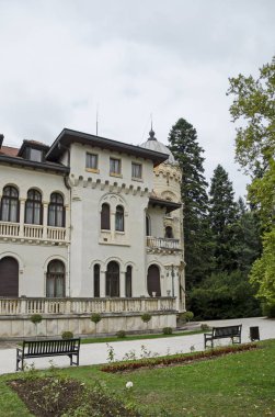 Sofia, Bulgaristan - 30 Eylül 2017: Ulusal Anıt Peyzaj mimarlığı Park Müzesi Vrana Sofya, Bulgaristan, Avrupa'nın dışında yer alan eski zaman Kraliyet sarayında geri yüklenen Vrana sarayda parçası. Burada ziyaret.