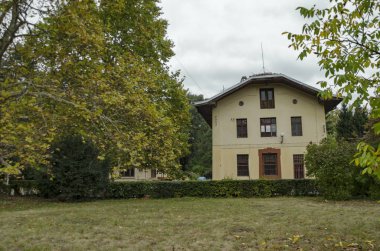 Sofia, Bulgaristan - 30 Eylül 2017: Ahşap tahıl ambarı ulusal anıt Sofya, Bulgaristan, Avrupa'nın dışında yer alan eski zaman kraliyet sarayında Peyzaj mimarisi Park içinde. Burada ziyaret.