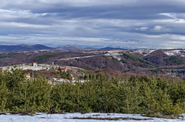 Bulutlu gökyüzü, kış dağ, karlı glade, bir yerleşim bölgesinde, kozalaklı ve Plana dağ Balkan dağ veya Stara planina, Bulgaristan, Europe doğru yaprak döken orman görkemli görünümü