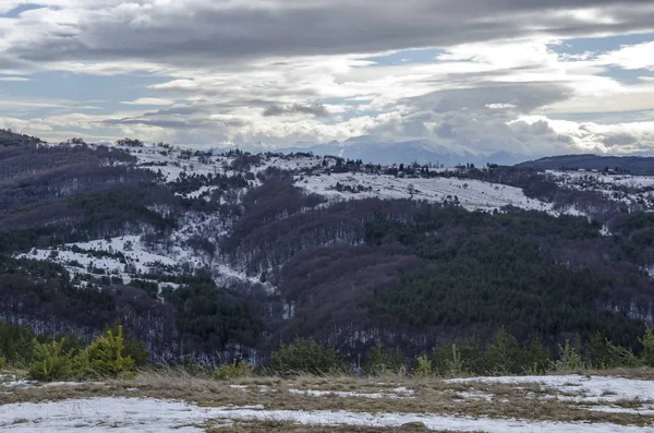 雄伟壮观的多云 白雪皑皑的空地 住宅区 针叶林和落叶森林从扁平山向 Rila 保加利亚 — 图库照片