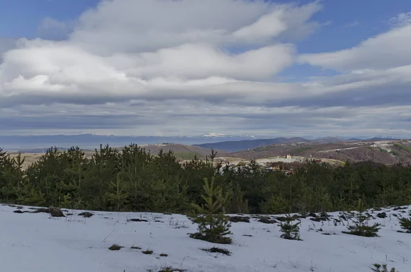 雄伟壮观的多云 白雪皑皑的空地 住宅区 针叶树和落叶林 从扁平山向巴尔干半岛或旧 Planina 保加利亚 — 图库照片