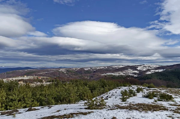 Majestatyczny Widok Zachmurzone Niebo Zima Góry Snowy Glade Dzielnicy Mieszkalnej — Zdjęcie stockowe