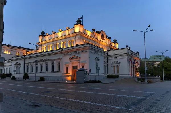 索非亚 保加利亚 2012年5月01日 方形的国民大会以大厦为正式用途保加利亚议会秀丽在夜被照亮 索非亚 保加利亚 就地访问 — 图库照片