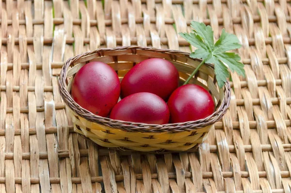 Pintura Cerca Huevos Rojos Pascua Cesta Mesa Mimbre Sofía Bulgaria —  Fotos de Stock