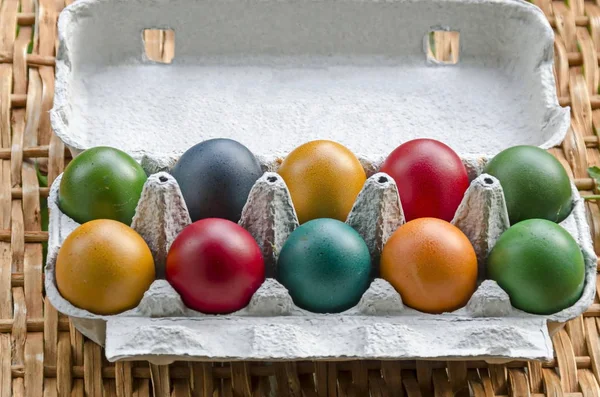 Pittura Primo Piano Uova Pasqua Nella Base Carta Tavolo Vimini — Foto Stock