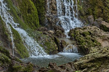 Krushuna şelale çağlayan Köyü Krushuna, Bulgaristan yakınındaki Proinovska Nehri'nin parçası
