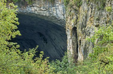 Büyük karstik Devetshka mağara veya grotto yakınındaki village Devetaki, Bulgaristan 