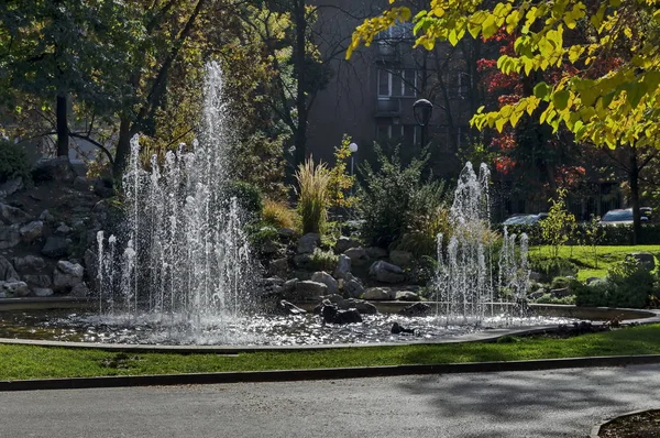 Grupo Pequeñas Fuentes Agua Que Fluyen Frente Belleza Rocosa Sofía — Foto de Stock