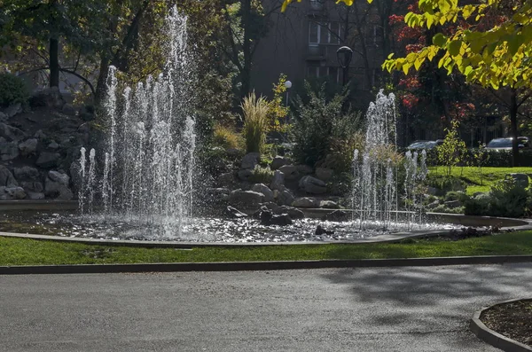 Grupo Pequeñas Fuentes Agua Que Fluyen Frente Belleza Rocosa Sofía — Foto de Stock