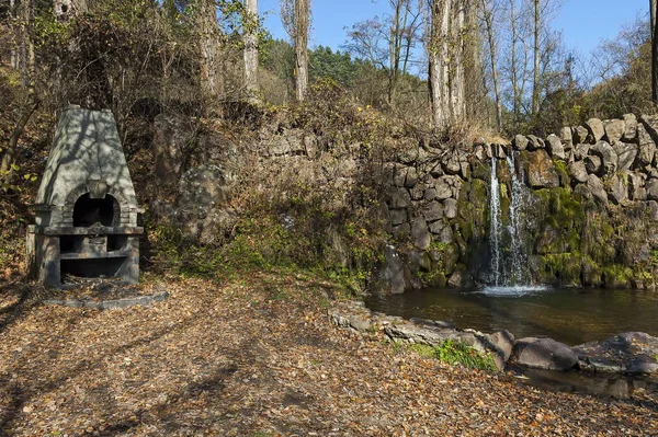 Součást Kaskády Vodopádu Řeky Lokorska Grilem Vesnice Lokorsko Sofia Bulharsko — Stock fotografie