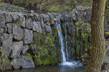 Şelale çağlayan nehir Lokorska köy Lokorsko, Sofya, Bulgaristan yakınındaki bir parçası   