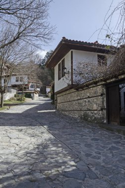 Yukarı Cuma, Bulgaristan - 17 Mart 2018: Dar sokak ve otantik mimari ağarmış antik varoşa, Yukarı Cuma, Bulgaristan ile eski yerleşim bölgesi. Burada ziyaret.