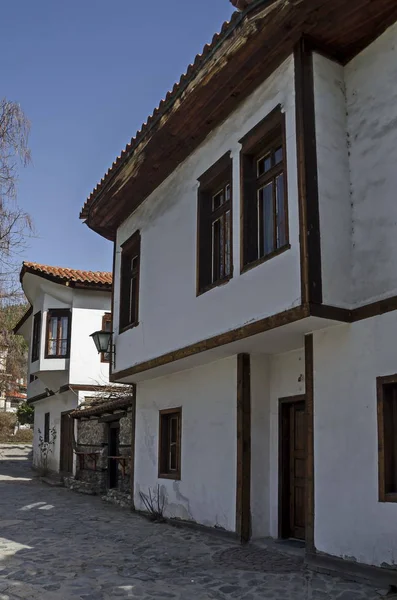 ブラゴエヴグラト ブルガリア 2018 狭い路地と産物ヴァロシャ ブラゴエヴグラト ブルガリアから本格的な建築と古代の住宅街です 場所を訪問します — ストック写真