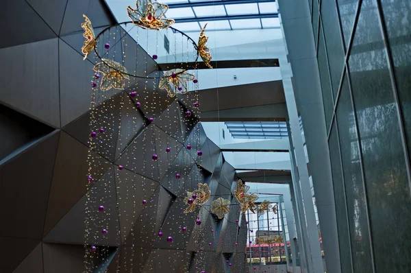 Feestelijke Sfeer Een Winkelcentrum Gemaakt Door Prachtige Verlichtingsarmaturen Opgehangen Aan — Stockfoto