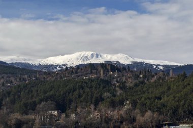 Arka planda kalan karlı Vitosha Dağı, Pancharevo, Sofya, Bulgaristan yerleşim bölgesinin bir kısmının kış manzarası  