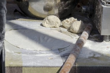 Sofya, Bulgaristan - 15 Eylül 2019: Pizzaya hamur hazırlama teknolojisi, Sofya, Bulgaristan. Ziyaret yerinde.. 