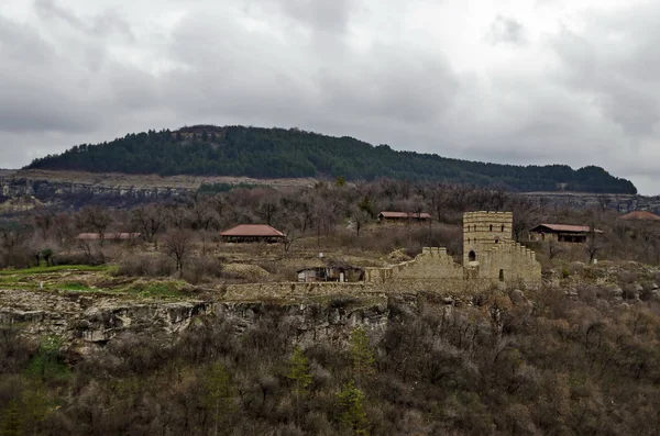 Panorama Printanier Une Ruine Trapezitsa Forteresse Médiévale Située Sur Une — Photo