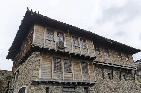 Vista Barrio Residencial Con Casas Antiguas Curiosamente Situadas Una Junto —  Fotos de Stock