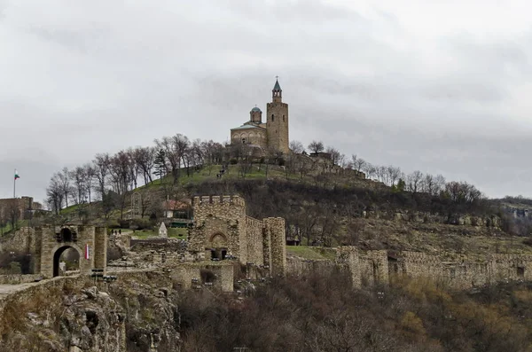 中世の要塞でブルガリアの古都ヴェリコ タルノヴォ Veliko Tarnovo と同じ丘の上に位置するツァレヴェツの主玄関と要塞 — ストック写真