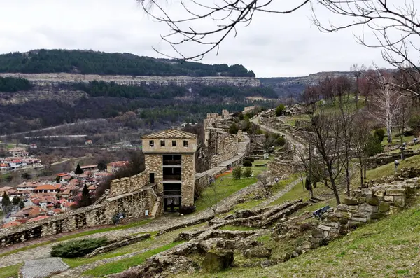 位于保加利亚塔尔诺沃 Veliko Tarnovo 一座与之同名的山丘上的中世纪要塞Tsarevets的废墟的春天全景 — 图库照片