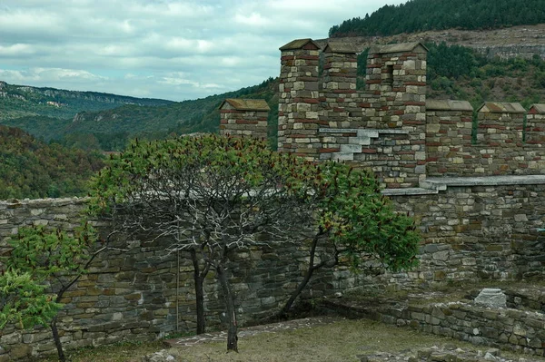 Panorama Unas Ruinas Tsarevets Fortaleza Medieval Situada Una Colina Con — Foto de Stock