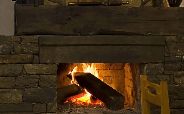 Abren fuego en la chimenea, preparar carbón — Foto de stock © vili4545