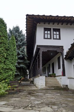 Troyan Manastırı, Bulgaristan - 23 Kasım 2019: Bulgaristan 'ın Oreshak köyündeki Rönesans okullarının mimari tarzına sahip Truva Manastırı' nın konut ve idari binalarının bir parçası. Ziyaret yerinde.. 