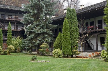 Troyan Manastırı, Bulgaristan - 23 Kasım 2019: Bulgaristan 'ın Oreshak köyündeki Rönesans okullarının mimari tarzına sahip Truva Manastırı' nın konut ve idari binalarının bir parçası. Ziyaret yerinde.. 