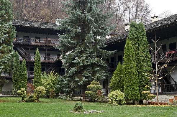 Troyan修道院 Troyan Monastery Bulgaria 2019年11月23日 保加利亚Oreshak村Troyan修道院的住宅和行政大楼与文艺复兴时期学校建筑风格的碎片化 访问到位 — 图库照片