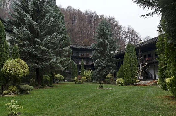 Troyan Monastery Bułgaria Listopada 2019 Fragment Budynków Mieszkalnych Administracyjnych Klasztoru — Zdjęcie stockowe