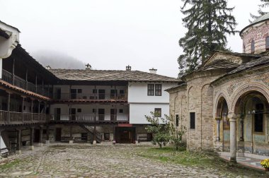 Troyan Manastırı, Bulgaristan - 23 Kasım 2019: Bulgaristan 'ın Oreshak köyündeki Rönesans okullarının mimari tarzına sahip Truva Manastırı' nın konut ve idari binalarının bir parçası. Ziyaret yerinde.. 