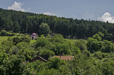 Bulgaristan 'ın Sofya bölgesindeki Zhelyava köyü Zhelyava Dağı' ndaki Yüksek Tepe 'de yeni St. Peter ve Paul Chapel   