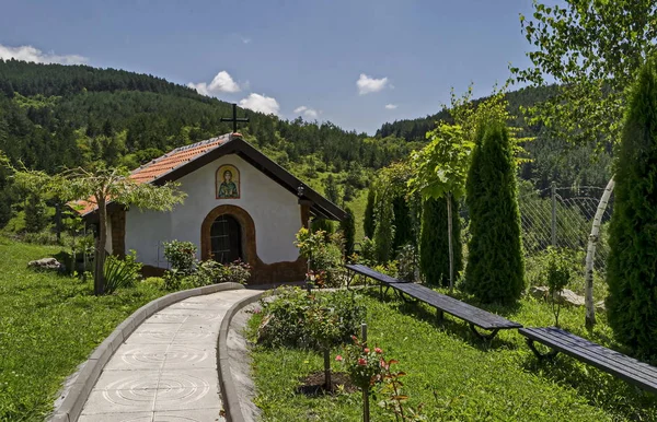 Monasterio Medieval Zhelyava Petka Una Colina Alta Montaña Balcánica Pueblo — Foto de Stock