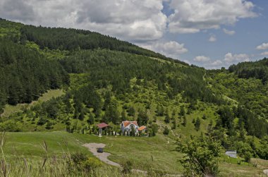 Zheliavski Manastırı St. Petka kompleksi Balkan dağında iki eski ve yeni şapel, Sofya bölgesi Jelyava köyü, Bulgaristan  