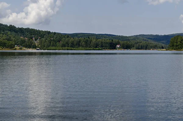 Jezioro Vlasina Serbia Sierpnia 2019 Krajobraz Łąkami Górskimi Lasem Niewielką — Zdjęcie stockowe