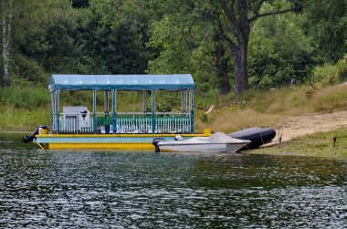 Vlasina dağı gölü, Sırbistan - 09 Ağustos 2019: Sırbistan 'ın güneydoğu Sırbistan, Avrupa' daki Vlasina dağ gölü yakınlarındaki dağ, açıklık, kıyı ve küçük rıhtım manzarası. Ziyaret yerinde.. 